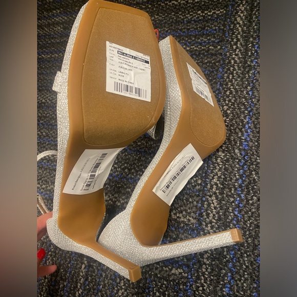 NWT Macy’s INC women’s silver glitter high heels size 9 - Picture 3 of 3